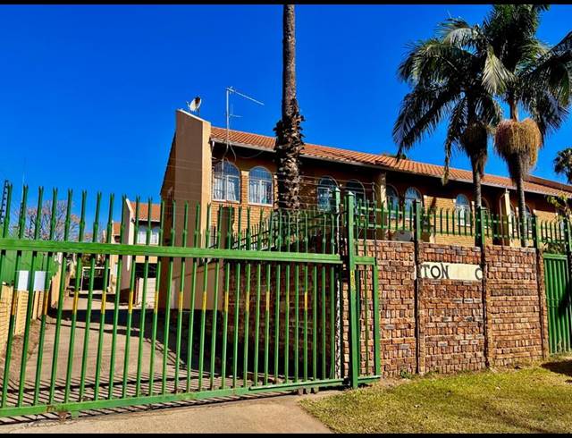 3 BEDROOM TOWNHOUSE FOR SALE IN SILVERTON